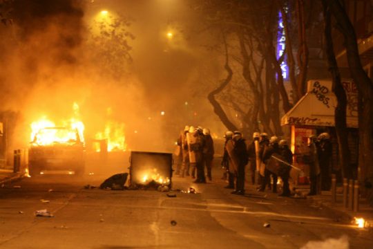 Ένταση στα Εξάρχεια μετά την πορεία αλληλεγγύης