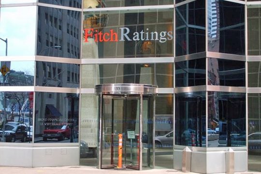 Υπέρ «bad bank» η Fitch για τα «κόκκινα» δάνεια