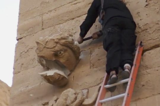 Εξτρεμιστές του ΙΚ διαλύουν γλυπτά στην αρχαία πόλη της Χάτρα (vid)