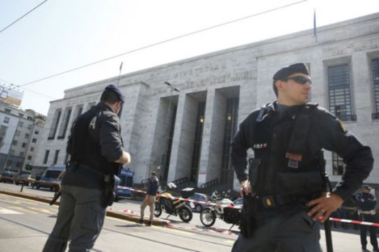 Νεκροί από πυρά σε δικαστήριο του Μιλάνου