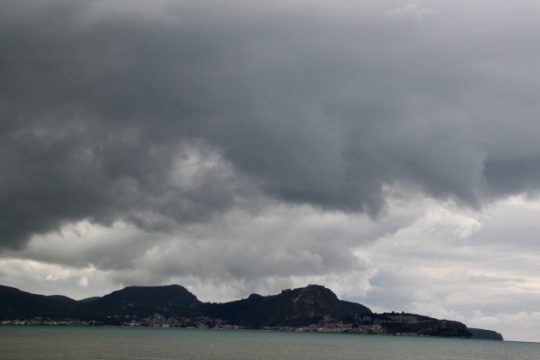 Νεφώσεις με πιθανές βροχές