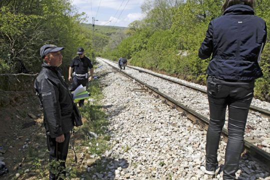 Επέζησαν στη θάλασσα, πέθαναν στις γραμμές του τρένου