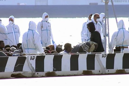 «Ψάχνουμε για ζωντανούς ανάμεσα στους νεκρούς»