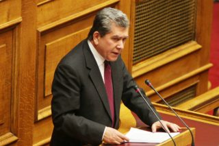Αναψαν φωτιές οι καταγγελίες για εμβάσματα στο εξωτερικό