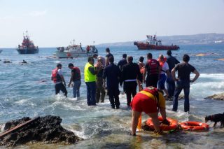 Τρεις μετανάστες νεκροί από προσάραξη σκάφους στη Ρόδο (βίντεο)