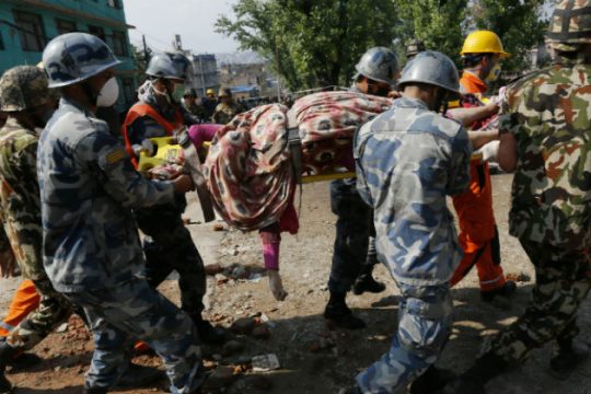 Βαθιά πληγωμένο το Νεπάλ, μετράει χιλιάδες νεκρούς