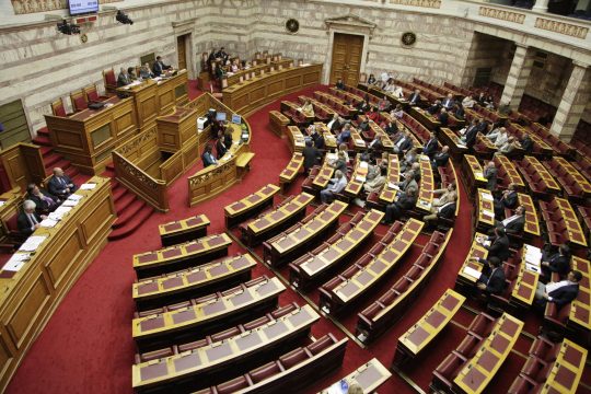 «Εκρηκτικό» κλίμα στη Βουλή (live)
