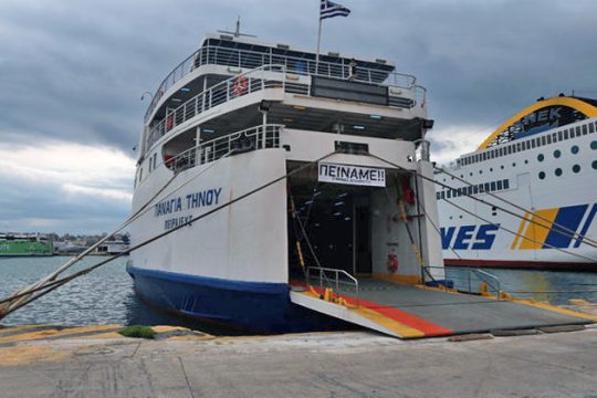 Ενίσχυση στους 42 ναυτικούς του «Παναγία Τήνου»