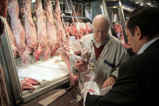 Τσουχτερό το κόστος του πασχαλινού τραπεζιού