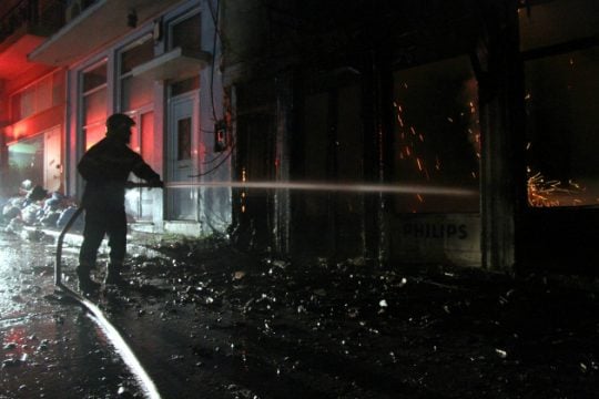 Τραυματισμοί πυροσβεστών από πυρκαγιά στον Βοτανικό