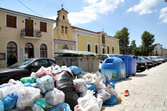 Άρχισε η απομάκρυνση των απορριμμάτων από τον Πύργο