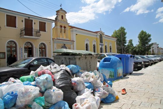 Τα σκουπίδια έπνιξαν τον Πύργο