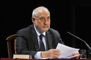 Ο Στίγκλιτς γειώνει τον Σόιμπλε