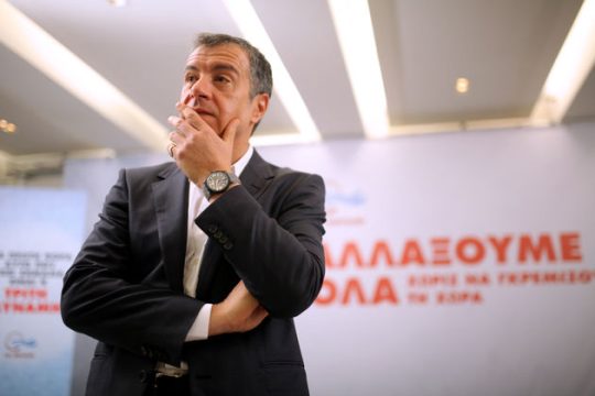 Σύσκεψη πολιτικών αρχηγών ζητά ο Σταύρος Θεοδωράκης