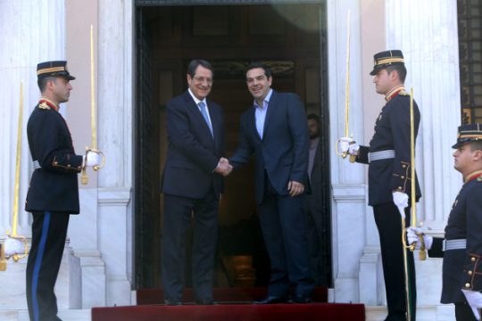 Αθήνα και Λευκωσία «βλέπουν» επανέναρξη των συνομιλιών