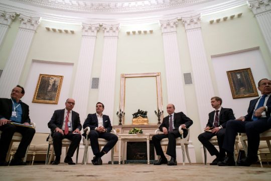 Στη Μόσχα, με το βλέμμα στραμμένο στις Βρυξέλλες