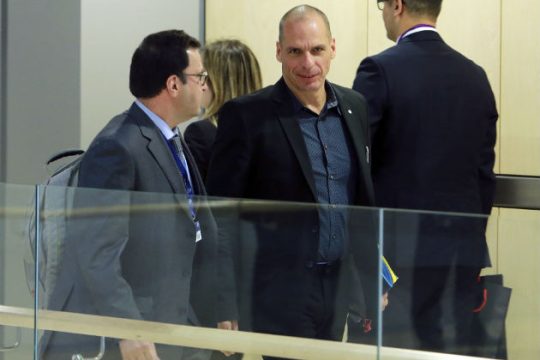 Απαίτηση των θεσμών για άμεση μείωση των επικουρικών συντάξεων