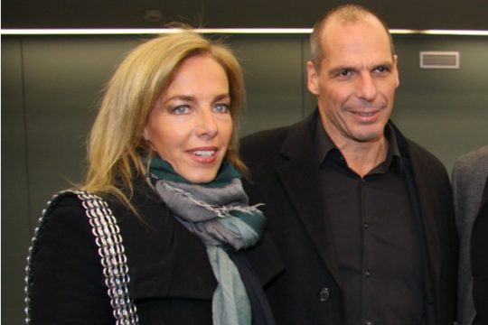 Προπηλάκισαν τον Γιάνη Βαρουφάκη στα Εξάρχεια