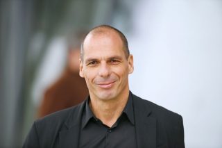Ο Βαρουφάκης (να) διαπραγματεύεται στα Εξάρχεια