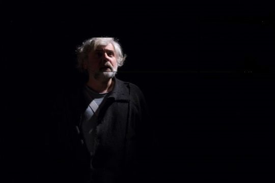 Ο Νίκος Καραθάνος επιστρέφει με τον «Βυσσινόκηπο»
