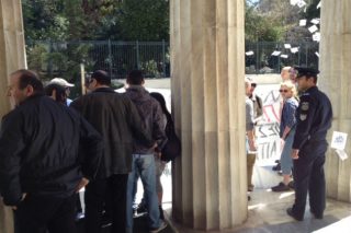 Προσαγωγές αντιεξουσιαστών από το προαύλιο της Βουλής