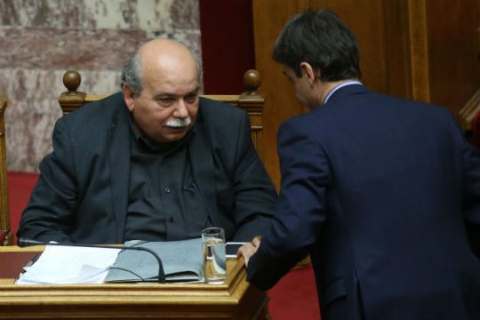 Έντονη αντιπαράθεση Βούτση – Μητσοτάκη στη Βουλή