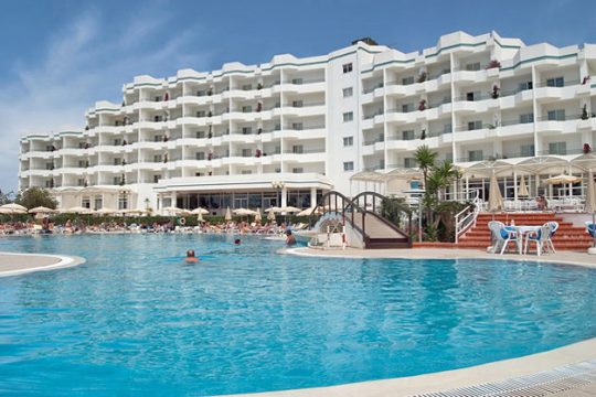 «Φιλοξενία» με απολύσεις και μαύρη εργασία