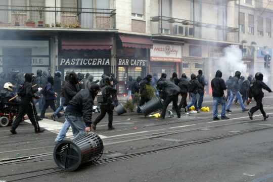 Ο Ρέντσι «ανακάλυψε» τους κουκουλοφόρους