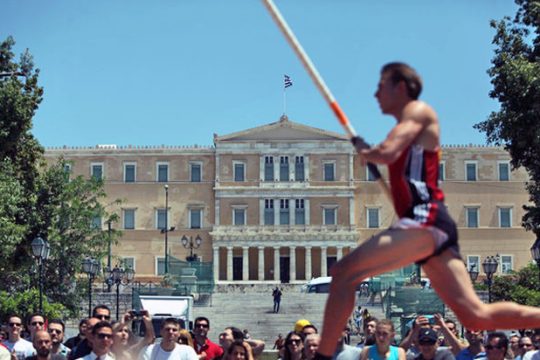 Σύνταγμα: Επί κοντώ με φόντο τη Βουλή