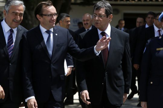«Περίπατος ειρήνης»: Κοινό μήνυμα για λύση από Αναστασιάδη-Ακιντζί