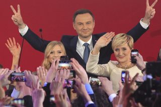 Πολωνία: ο «άγνωστος» Αντρέι Ντούντα κέρδισε τον κυβερνητικό υποψήφιο και τα προγνωστικά