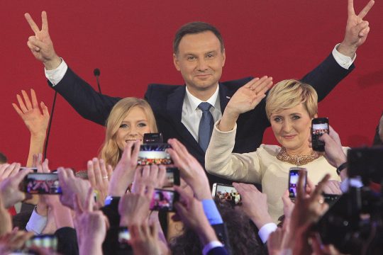 Πολωνία: ο «άγνωστος» Αντρέι Ντούντα κέρδισε τον κυβερνητικό υποψήφιο και τα προγνωστικά