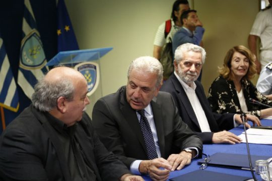 Mετεγκατάσταση των προσφύγων προτείνει ο Αβραμόπουλος