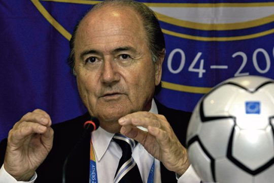 Πυρ ομαδόν κατά Μπλάτερ για το σκάνδαλο στη FIFA