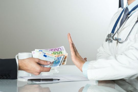Καταγγελία μεγαλογιατρού για φακελάκι από ασθενή!