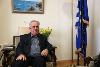 «Πρέπει να επιμείνουμε σε μια καθαρή λύση»