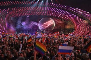 Σόου, ολίγη… πολιτική και μπόλικη τηλεθέαση