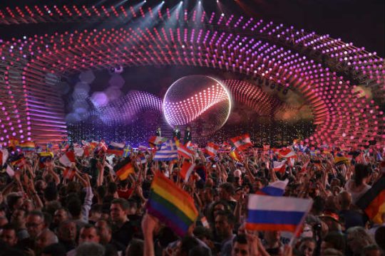 Σόου, ολίγη… πολιτική και μπόλικη τηλεθέαση