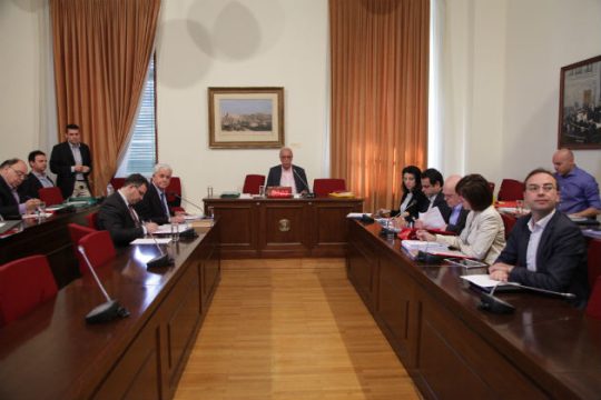Αντικρουόμενες απόψεις για την αναγκαιότητα του μνημονίου