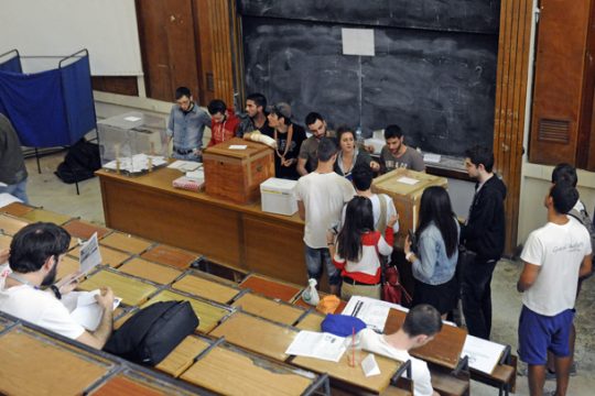Μόνο τα «ντου» στις κάλπες έσπασαν την… ανία