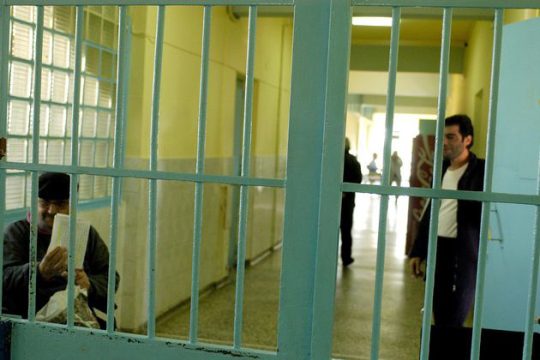 Το πικρό… χαμόγελο των άπορων αποφυλακιστέων