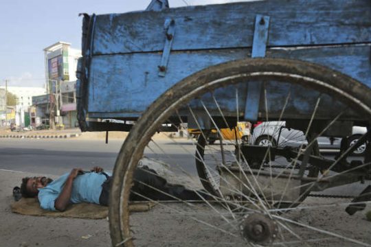 Εκατοντάδες νεκροί από φονικό καύσωνα στην Ινδία