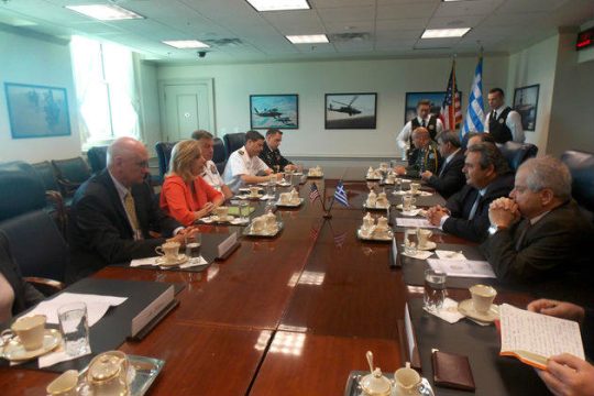 Εξηγήσεις στις ΗΠΑ για τη σχέση με τη Μόσχα