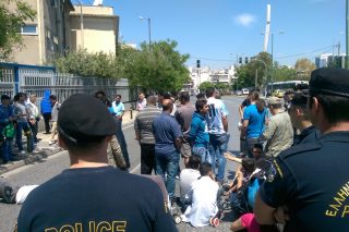 Συγκέντρωση διαμαρτυρίας Σύρων έξω από την Υπηρεσία Ασύλου