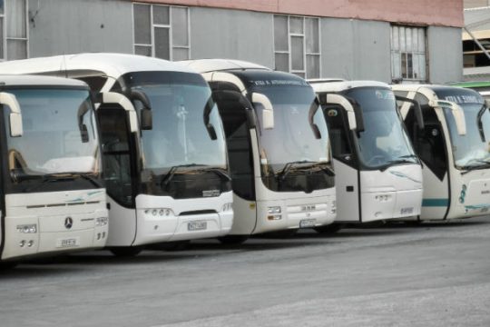 Τρεις τραυματίες από ανατροπή λεωφορείου ΚΤΕΛ