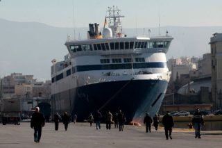 Κλειστά τα εμπορικά λιμάνια, κινητοποιήσεις για την πώληση του ΟΛΠ