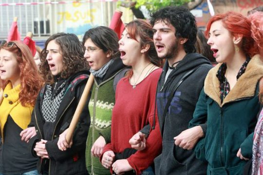 Ζητούν τα σπασμένα από αθώους