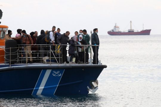 Αίνιγμα η στάση ΣΥΡΙΖΑ απέναντι στο ξενοφοβικό σχέδιο