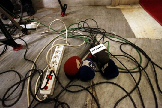 Στην «πρίζα» ΜΜΕ και εργαζόμενοι