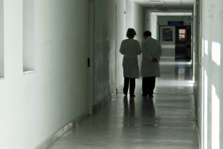 Πιάστηκε με «φακελάκι», παραμένει στη θέση του